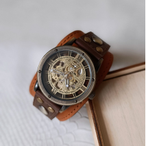 Часики Aviator Antic в авторском исполнении улетели в далёкую тёплую страну в подарок для одного джентльмена.