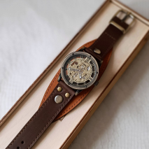 Часики Aviator Antic в авторском исполнении улетели в далёкую тёплую страну в подарок для одного джентльмена.